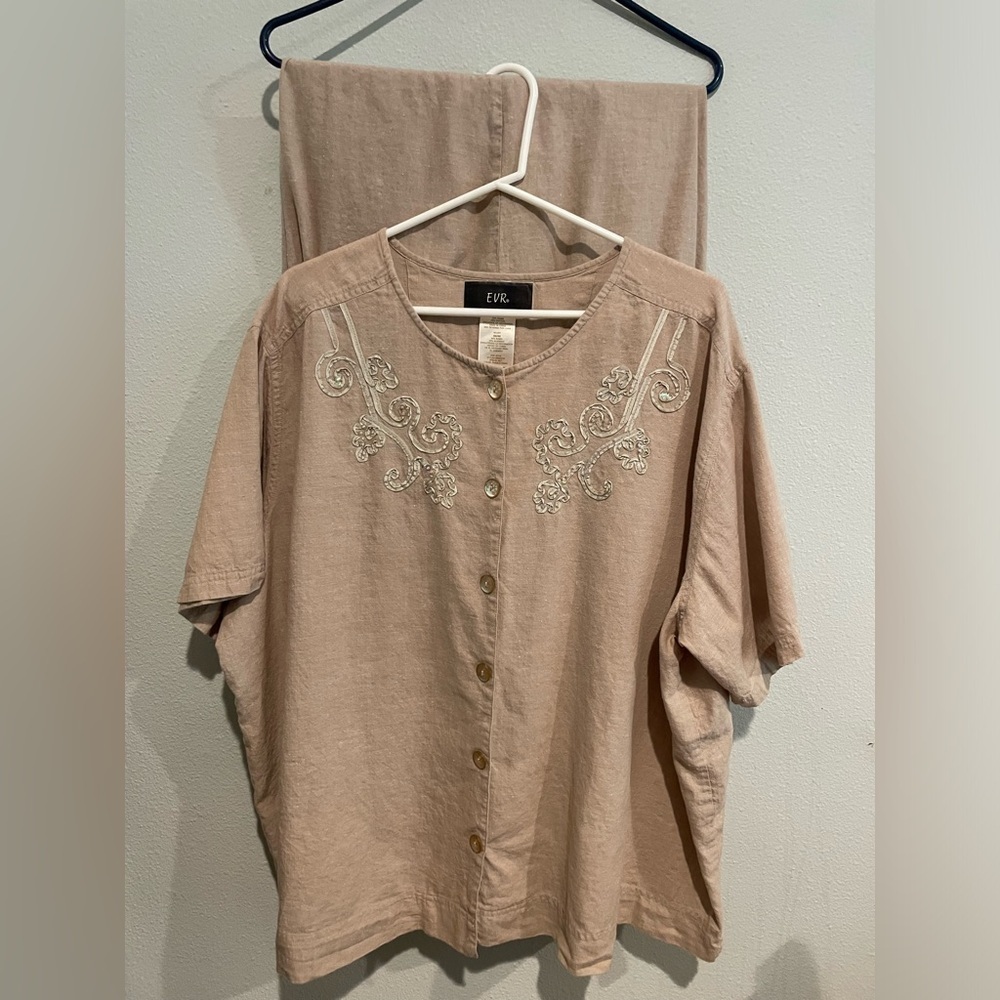 EVR 2 piece women’s pant set in Khaki. Size 26W 28W